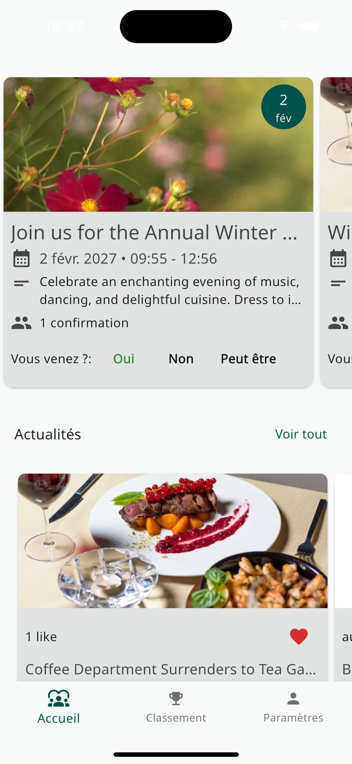 Écran d’accueil faisant défiler une invitation à un événement avec ses réponses, puis une actualité illustrée